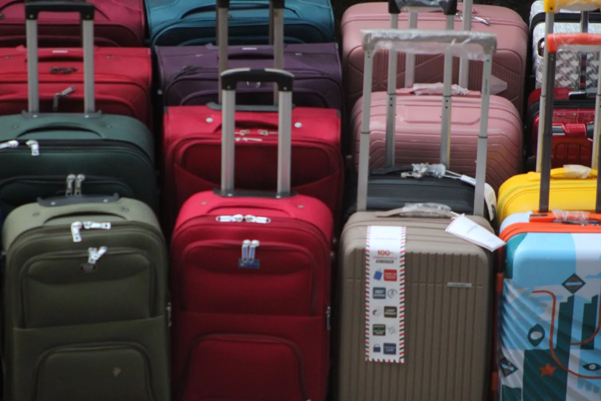 Une valise de voyage — un paysage sénégalais.