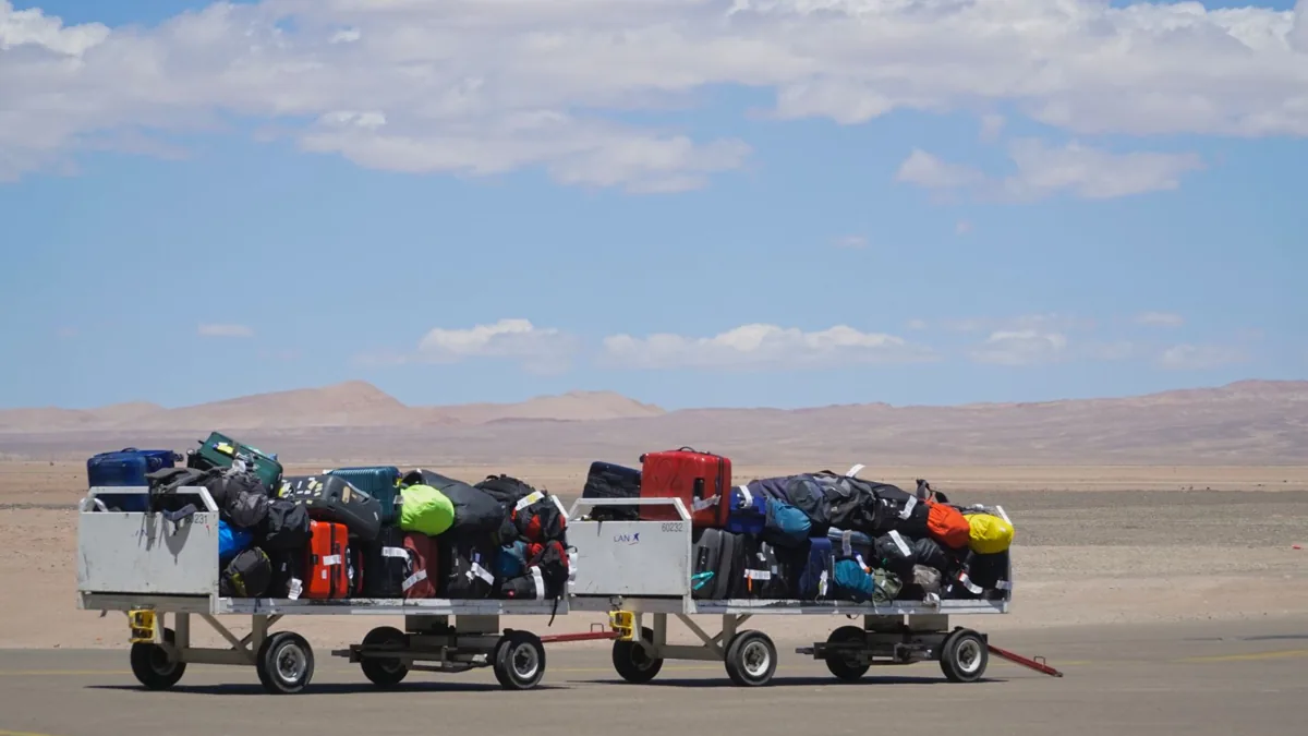 Une valise de voyage — un voyage en avion.