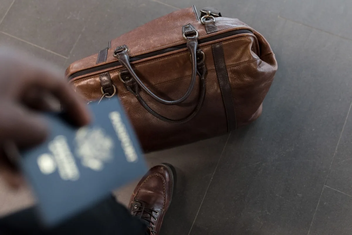 Une valise ouverte, préparée pour un départ.