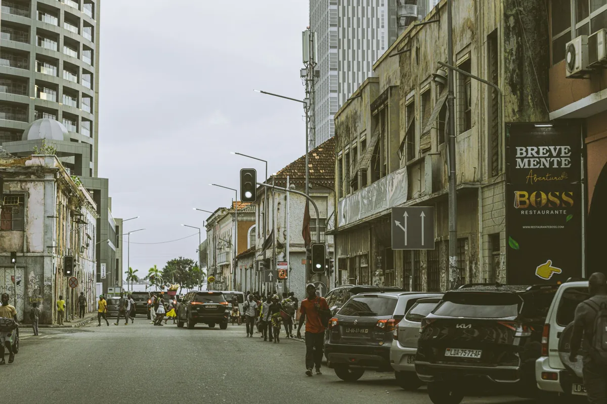 Une scène urbaine typique du Sénégal — la ville de Dakar.