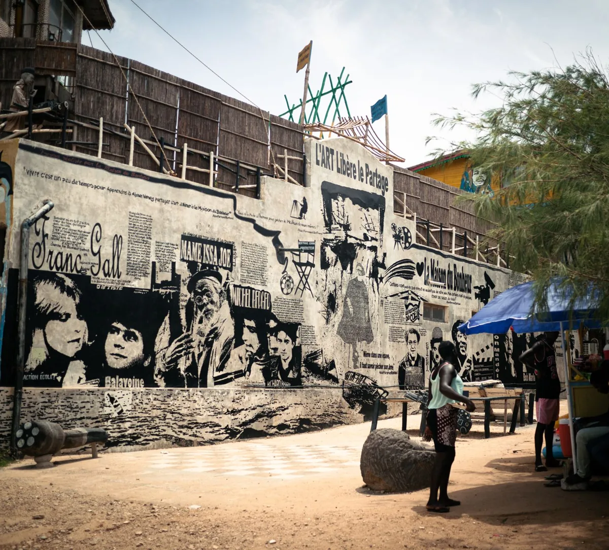 Une scène urbaine typique du Sénégal — un paysage sénégalais.