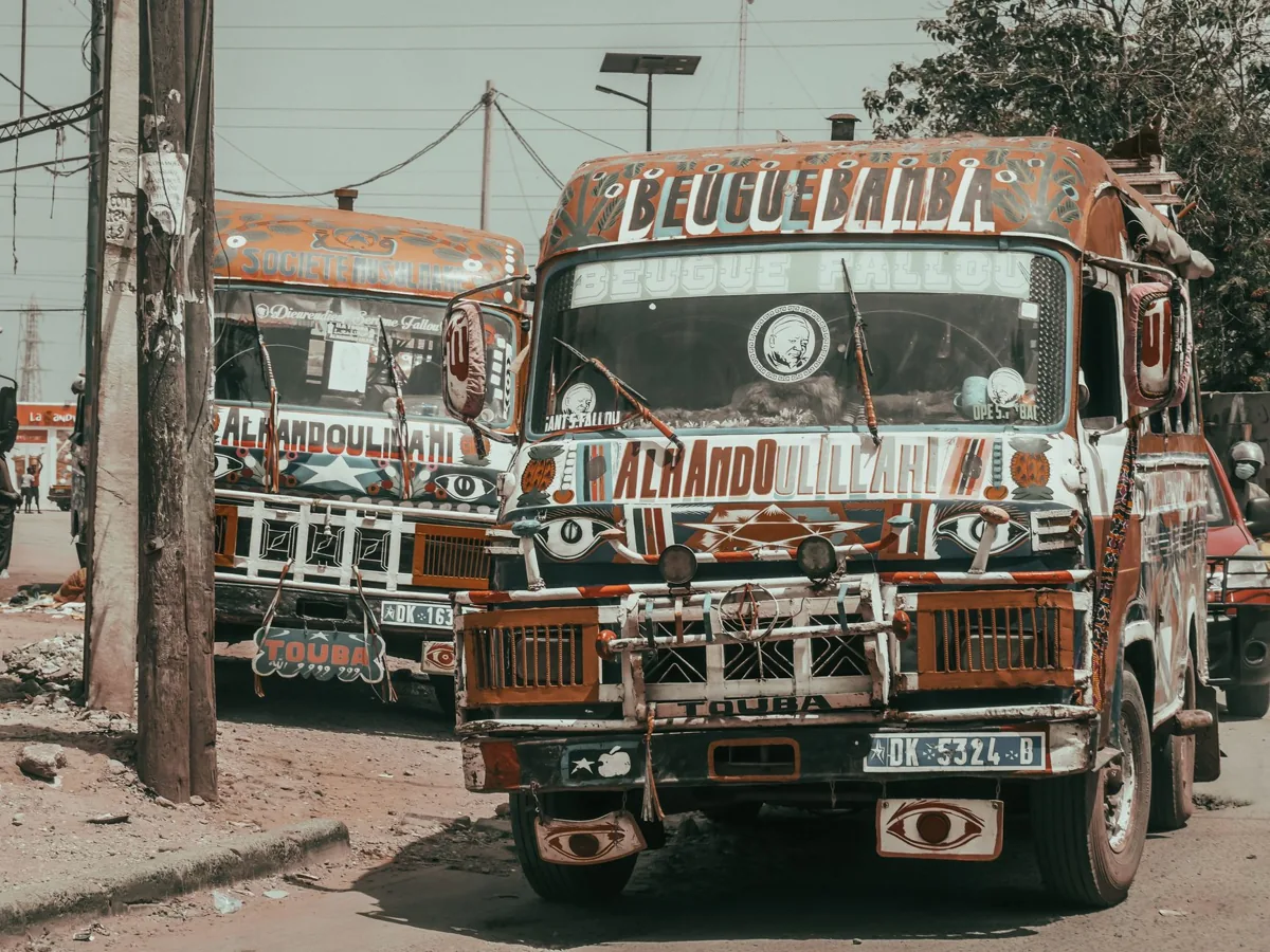 Une scène urbaine typique du Sénégal — un paysage sénégalais.