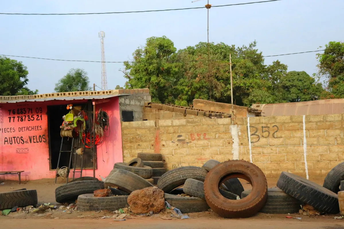 Une scène urbaine typique du Sénégal — un paysage sénégalais.
