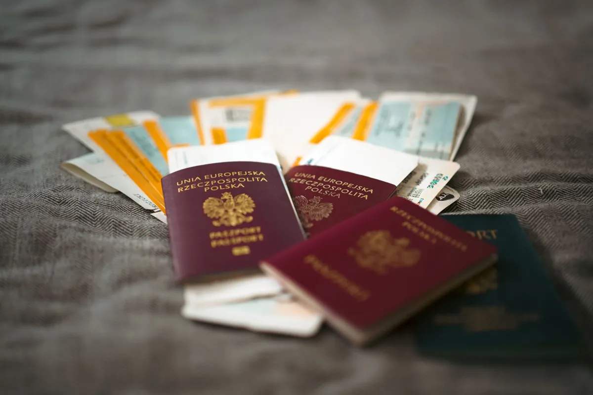 Un document de visa — un aéroport.