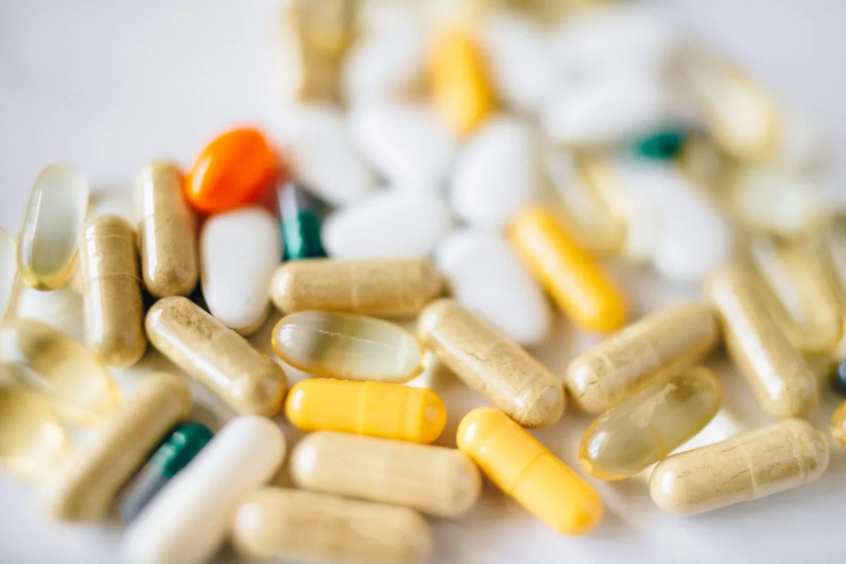 Des compléments en vitamines — des médicaments en pharmacie.