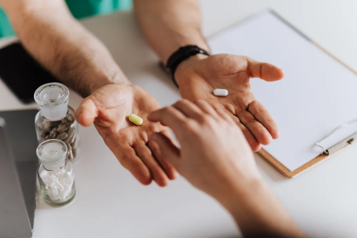 Des compléments en vitamines — un cabinet médical.