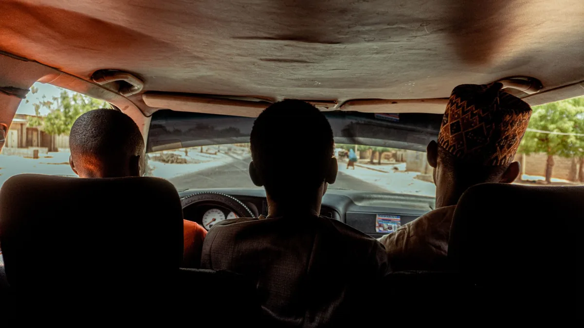 Une voiture sur la route — un paysage sénégalais.