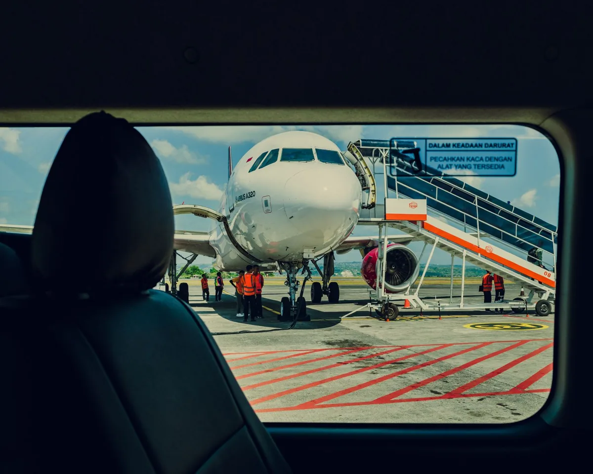 Un voyage en avion — un aéroport.