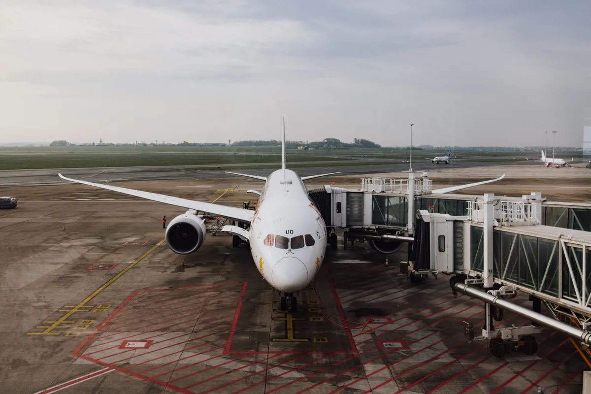 Un voyage en avion — un aéroport.